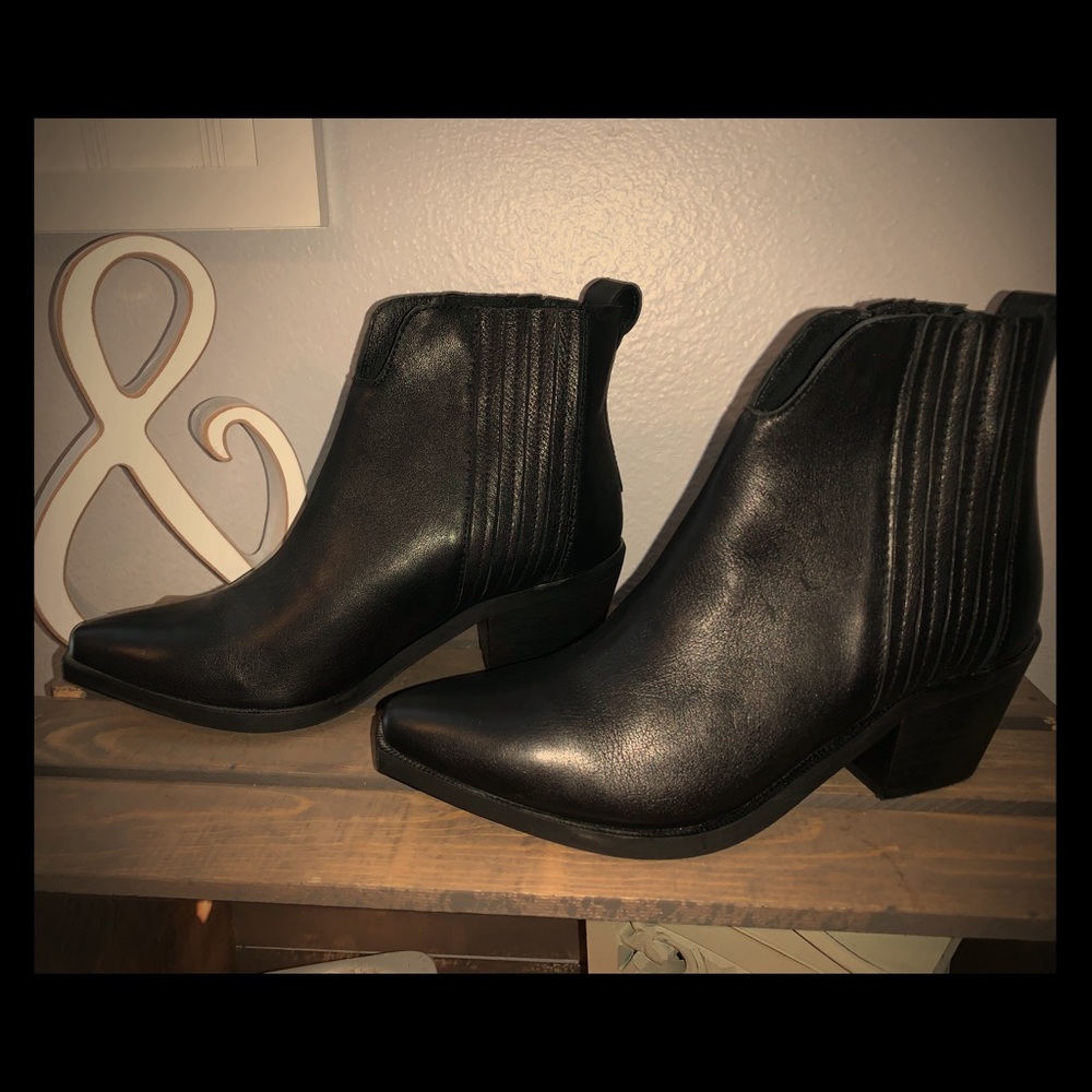 Black leather Steve Madden booties brand new